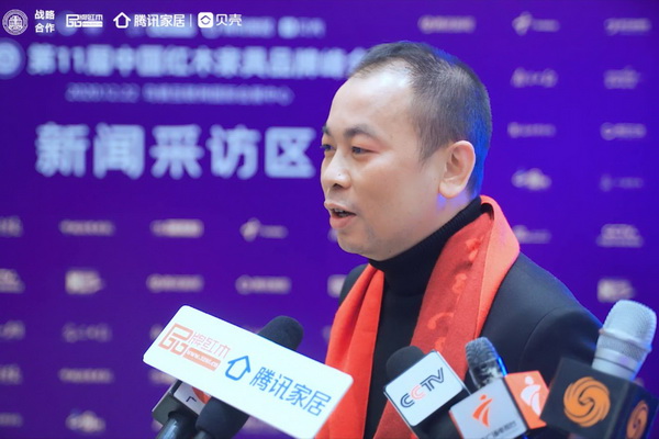 华行红木董事长黄岸峰在第11届红木品牌峰会现场接受各大媒体联合采访